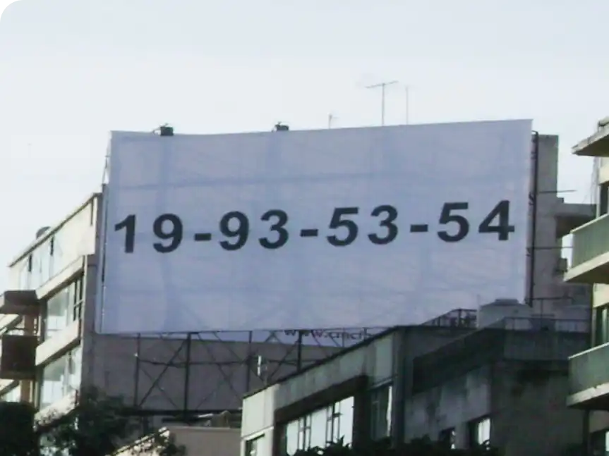 Anuncio publicitario instalado en azotea de edificio