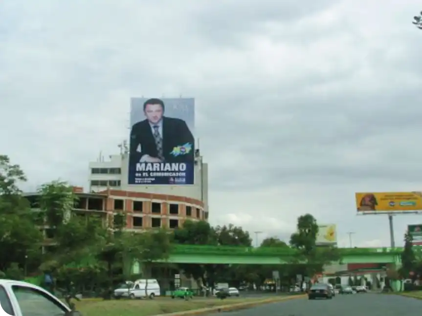 Estructura de aumento de muro para colocación de publicidad