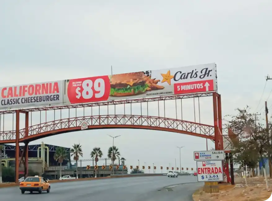 Colocación de lonas publicitarias en puente vehicular