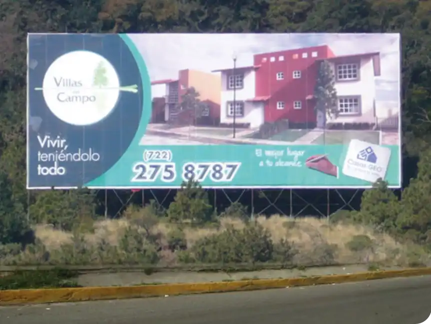 Aplicación de vinil sobre estructura de anuncio espectacular