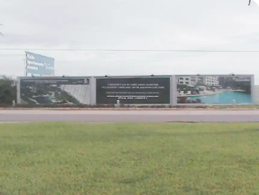 Valla publicitaria de 5 por 2.5 metros fabricada e instalada por DMT